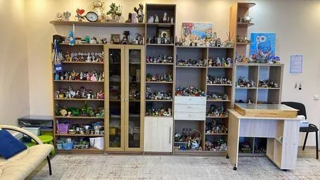 Стеллаж с фигурками для песочной терапии